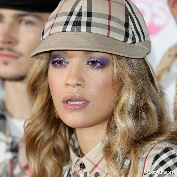 Rita Ora apostou no olho esfumado em degrad? em tom de lil?s e supermoderninho para um evento da r?dio BBC, em Londres (Foto: Getty Images)